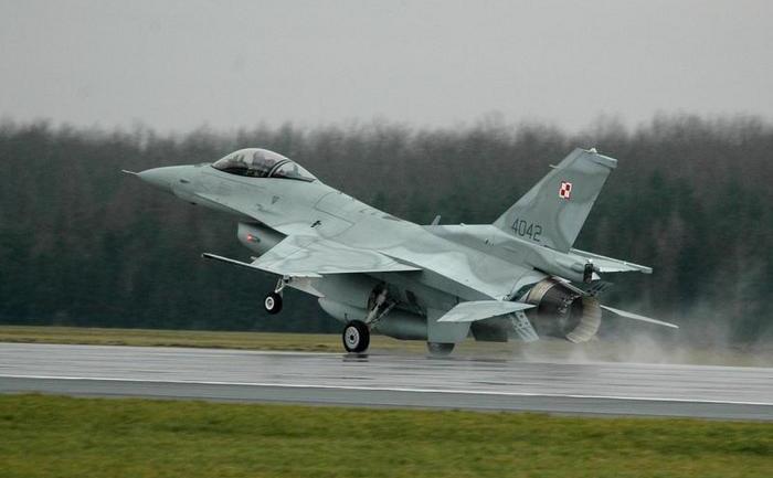 Avion de luptă polonez F-16C.