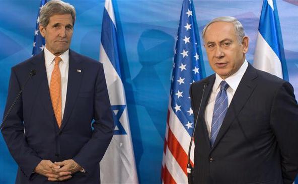 Premierul israelian Benjamin Netanyahu (dr) şi secretarul de stat american John Kerry discută cu presa în timpul unei întâlniri la biroul premierului în Ierusalim, 25 noiembrie 2015.