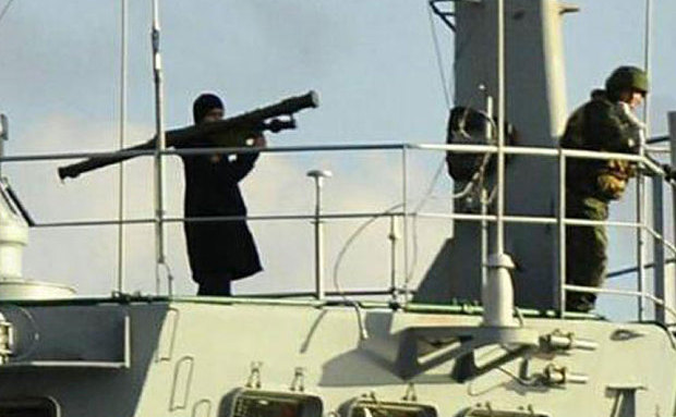 Fotografie difuzată de NTV în care un soldat rus ţine pe umeri un lansator de rachete în timp ce nava sa trece prin Istanbul. (Captură Foto)