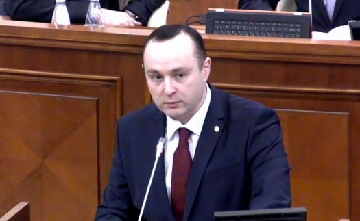 Vlad Batrîncea, deputatul PSRM care a rupt harta României Mari în plenul Parlamentului (actualitati.md)