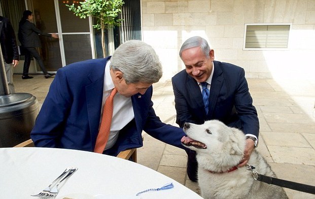 Premierul israelian Benjamin Netanyahu i-o prezintă lui John Kerry pe Kaiya în noiembrie 2015.