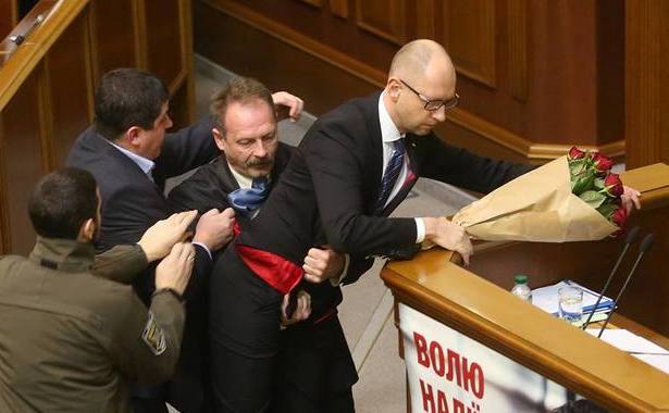 Oleg Barna, membru al Parlamentului din partea Blocului presedintelui Poroşekno, îl atacă pe premierul Arseni Iaţeniuk în 11 decembrie, în timp ce acesta prezenta raportul anual al performanţei guvernului său.