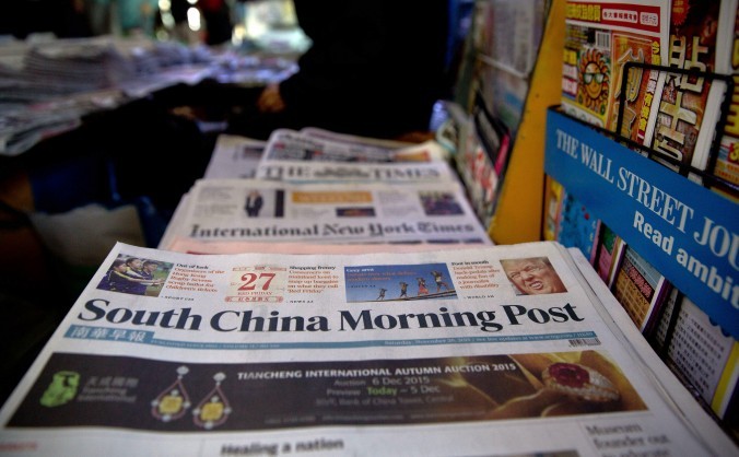 South China Morning Post la un chioşc din Hong Kong
