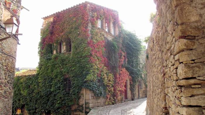 Satul medieva Peratallada din Catalonia, Spania