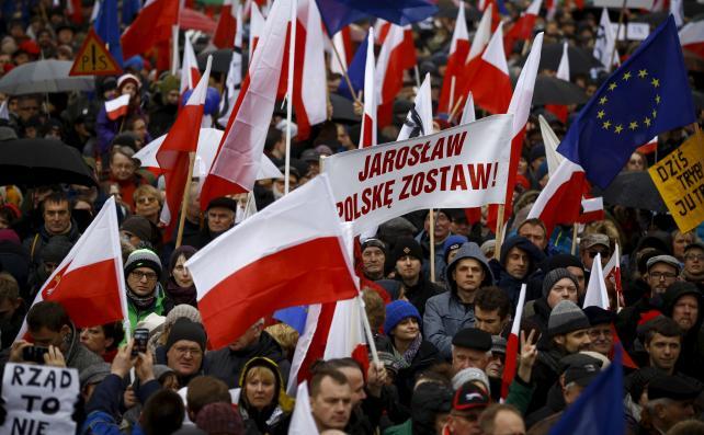 Polonezii participă la un protest în faţa Curţii Constituţionale din Varşovia, 12 decembrie 2015.
