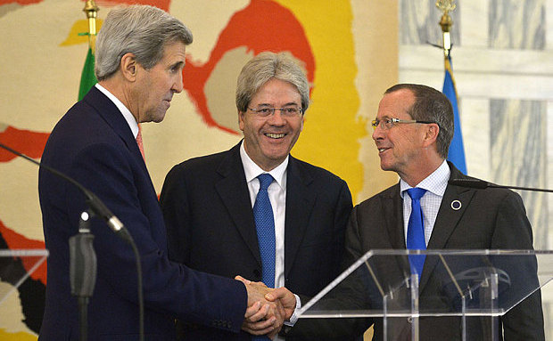Secretarul american de stat John Kerry (st), ministrul italian de externe Paolo Gentiloni (centru) şi delegatul special al ONU Martin Kobler în timpul unei conferinţe de presă desfăşurata după o conferinţă de pace la Roma, 13 decembrie 2015.
