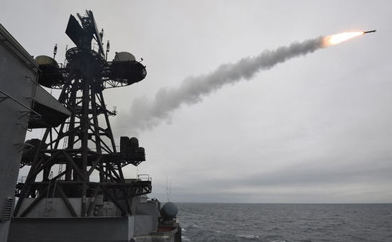 O rachetă lansată de pe o navă de luptă rusească.