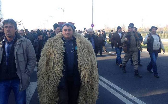 Protest al ciobanilor în faţa Parlamentului. (Epoch Times România)