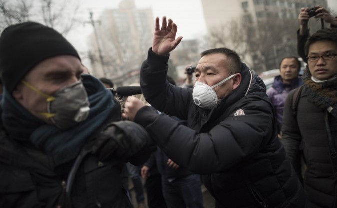 Poliţie chineză în civil bruscând jurnaliştii şi suporterii avocatului Pu Zhiqiang care demonstrează în faţa unui tribunal din Beijing, 14 decembrie 2015