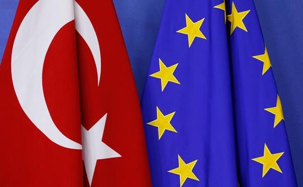Steagul Uniunii Europene (dr) alături de steagul Turciei.