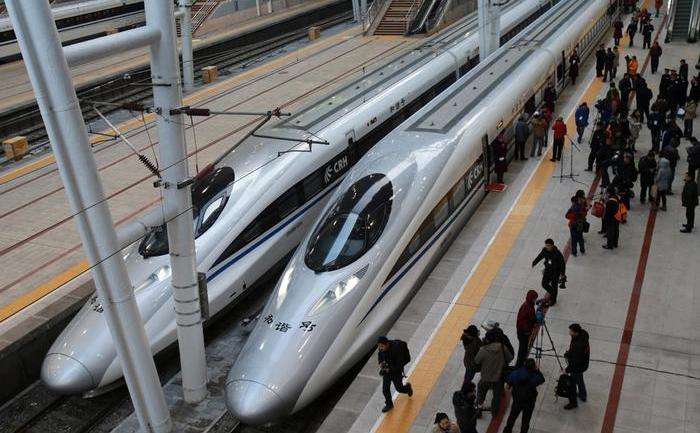 Trenuri de mare viteză în gara din Beijing