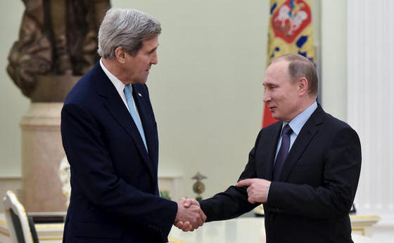 Secretarul de stat american John Kerry (st) dă mâna cu preşedintele rus Vladimir Putin în timpul unei întâlniri la Moscova, 15 decembrie 2015. (Captură Foto)