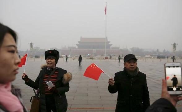 Turişti în Piata Tiananmen din Beijing.
