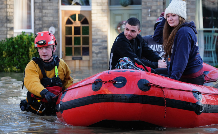 Echipe de evacuare ajută sinistraţii în timpul inundaţiilor cauzate de râul Foss din York. 27 decembrie 2015