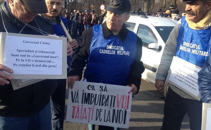 Sindicalistii Condusi De Colonelul Mircea Dogaru ProtesteazÄƒ In FaÅ£a Guvernului Epoch Times Romania