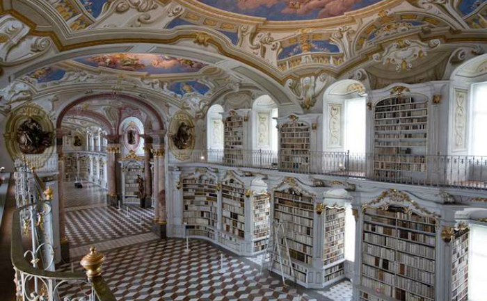 
Biblioteca din mănăstirea Admont, în Austriac: cea mai mare bibliotecă monahală din lume