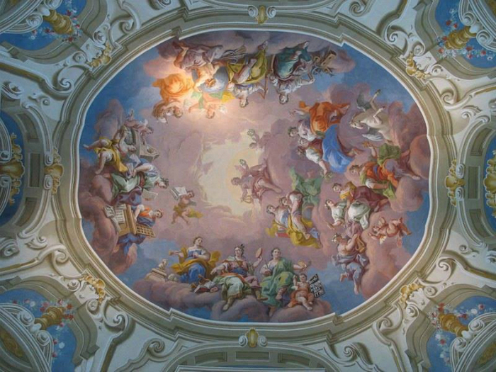 
Enorma şi splendida sală este luminată de şapte cupole elegante, decorate cu fresce alegorice în ulei realizate de Bartolomeo Altomonte