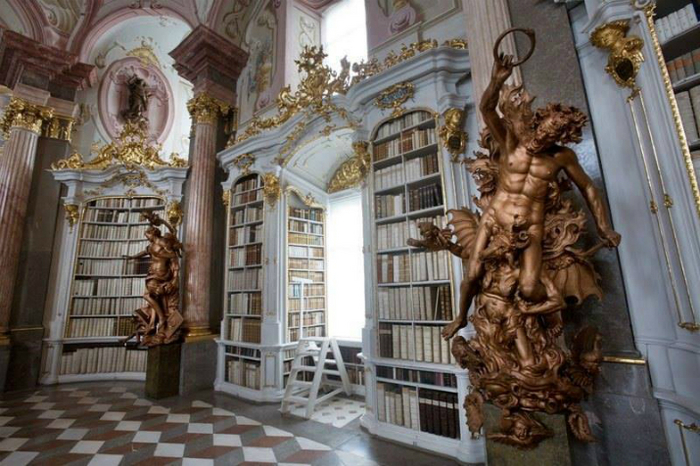 
Pereţii bibliotecii sunt căptuşiţi cu cărţi şi sunt decorate cu busturi de savanţi şi artişti, împreună cu evanghelişti şi profeţi