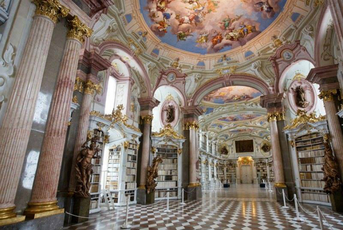 Enorma şi splendida sală este luminată de şapte cupole elegante,  decorate cu fresce alegorice în ulei realizate de Bartolomeo Altomonte