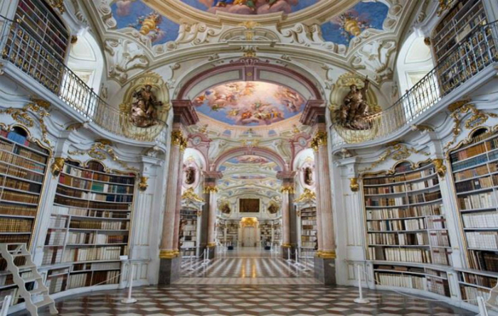 Biblioteca din mănăstirea Admont, în Austriac: cea mai mare bibliotecă monahală din lume