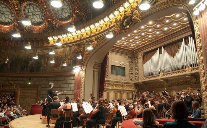 Orchestra Colegiului Naţional de Arte “Dinu Lipatti” pe scena Ateneului, în cadrul concertului Clasic e fantastic-cum înţelegem muzica. 