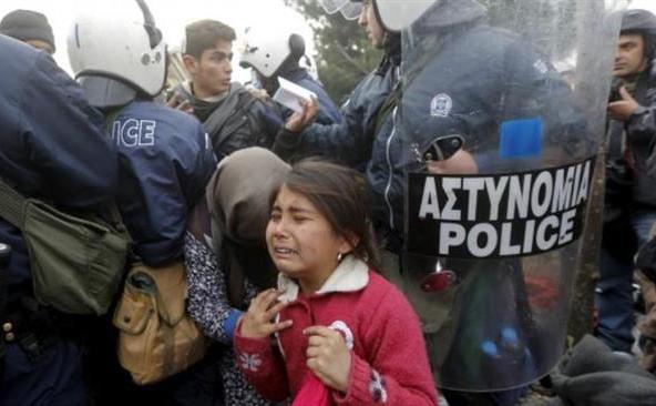 O fetiţă refugiată plânge după ce a trecut printr-un cordon poliţienesc elen în apropiere de satul Idomeni, Grecia, 4 decembrie 2015.