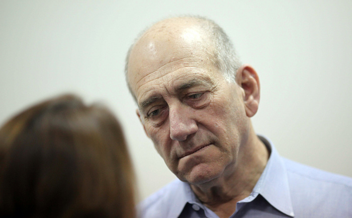 Fostul premier israelian Ehud Olmert într-un tribunal din Ierusalim, arhivă 
