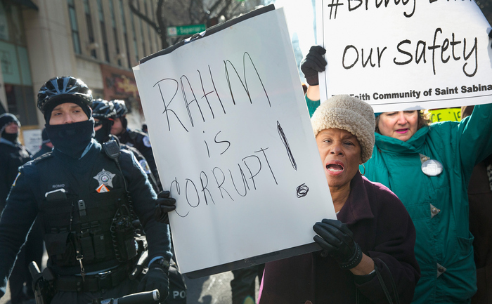 Protestatari cer demisia primarului oraşului Chicago, Emanuel Rahm (Scott Olson/Getty Images)