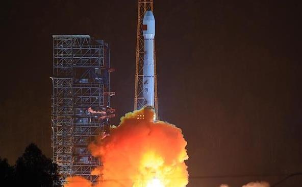 Racheta Long March-3B este lansată cu satelitul Gaofen-4 în oraşul Xichang, China, 29 decembrie 2015.