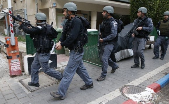 Forţele de securitate israeliene patrulează în zona în care a avut loc atacul armat din Tel Aviv, 1 ianuarie 2016.