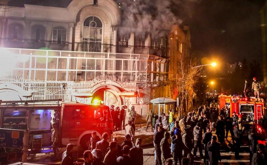 Manifestanţii iranieni au aruncat cu bombe incendiare asupra ambasadei saudite din Teheran, 2 ianuarie 2015. (AFP/Getty Images)
