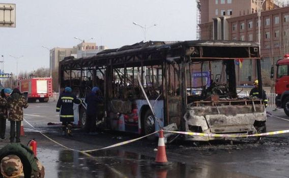 Autobuzul incendiat în oraşul Yinchuan. (Captură Foto)