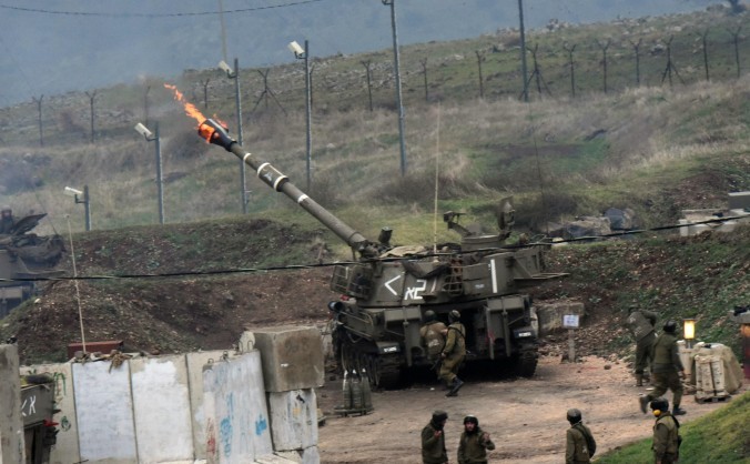 Armata israeliană lansează proiectile asupra Libanului după un atac cu bomba desfăşurat de Hezbollah asupra unei patrule israeliene, 4 ianuarie 2015.