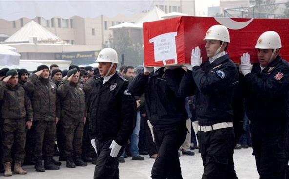 Poliţişti turci transportă sicriul unui coleg ucis în timpul noilor ciocniri violente din districtul Sur al oraşului turcesc Diyarbakir, 4 ianuarie 2016.