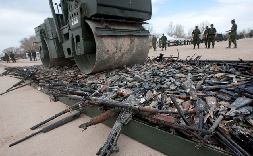 Poliţia mexicană distruge arme capturate de la cartelurile de droguri. Conform unor rapoarte, China este o sursă importantă pentru traficul de arme şi droguri sintetice în Mexic şi alte ţări latin-americane.