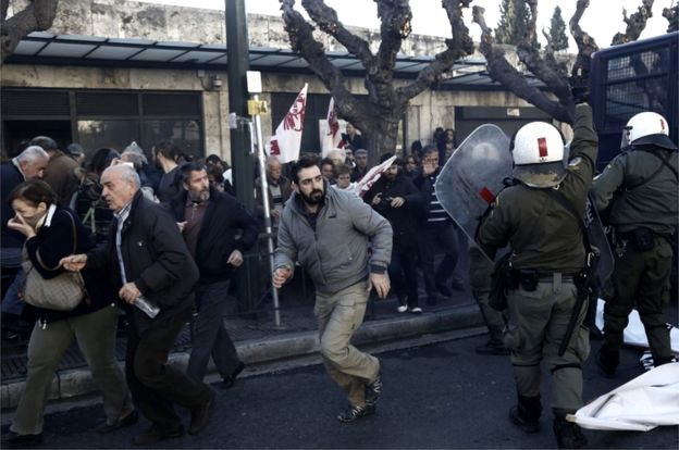 Ciocniri între manifestanţii greci şi poliţie în timpul unor proteste stradale în Atena împotriva modificării sistemului de pensii, 8 ianuarie 2016.