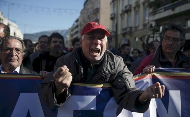 Sute de pensionari şi muncitori greci mărşăluiesc în Atena împotriva modificării sistemului de pensii, 8 ianuarie 2016.