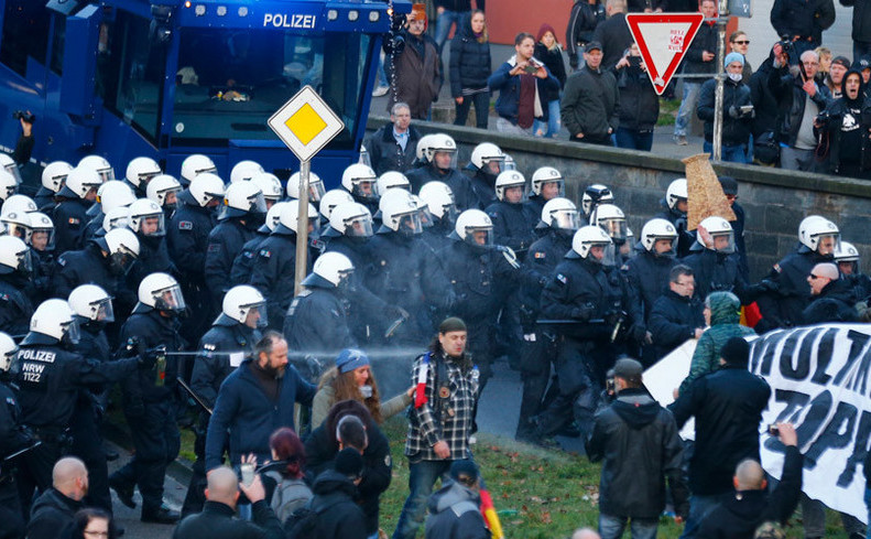 Poliţia foloseşte spray cu pipper împotriva susţinătorilor PEGIDA în timpul unei demonstraţii în Koln, Germania, 9 ianuarie 2016. (Captură Foto)