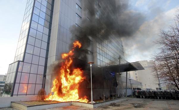 O clădire guvernamentală din Priştina atacată cu bombe incendiare de manifestanţi în 9 ianuarie 2016.