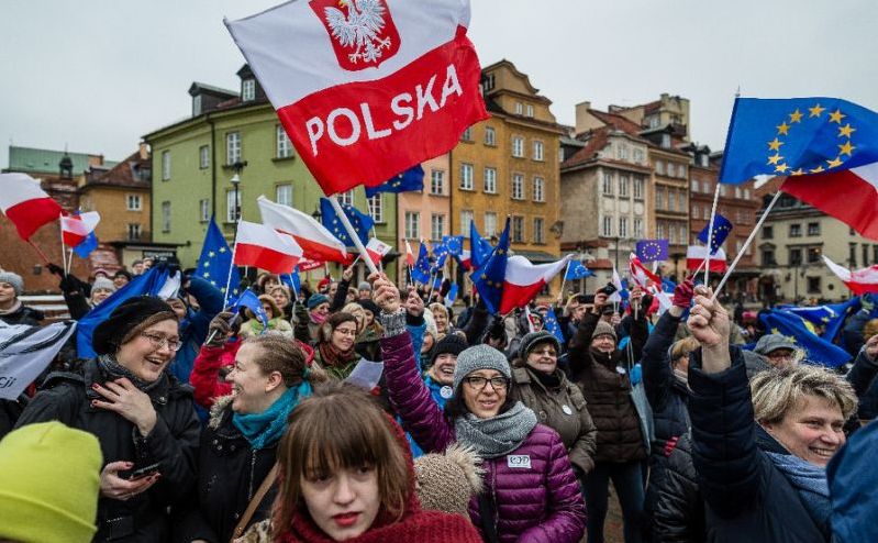 Polonezii flutură steaguri UE şi naţionale în timpul unui protest împotriva noii legi media în Varşovia, 9 ianuarie 2016.