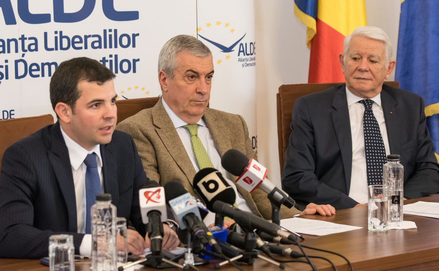 Conferinţă de presa ALDE, în imagine Daniel Constantin, Calin Popescu-Tăriceanu, Teodor Meleşcanu (Eugen Horoiu/Epoch Times)