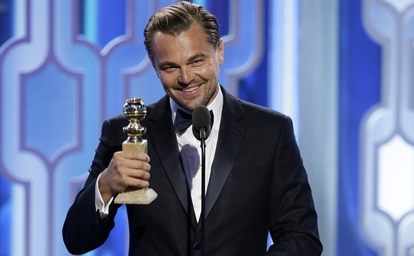 Actorul Leonardo DiCaprio a câştigat un Glob de Aur la categoria “cel mai bun actor într-un film dramatic”, pentru filmul “The Revenant”.