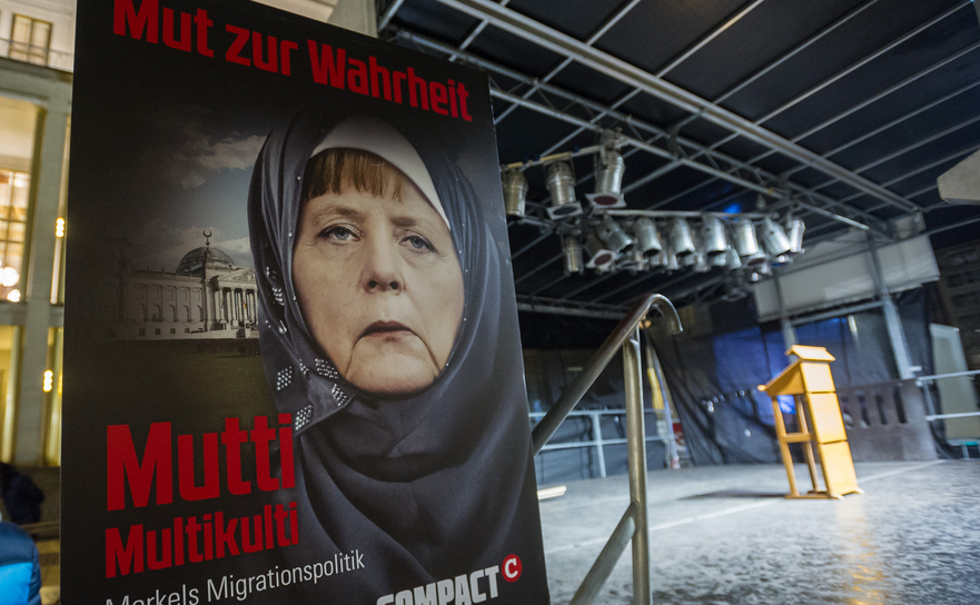 Banner cu Angela Merkel la un miting Legida, o mişcare din Leipzig, inspirată de PEGIDA (din Dresda) (Jens Schlueter/Getty Images)