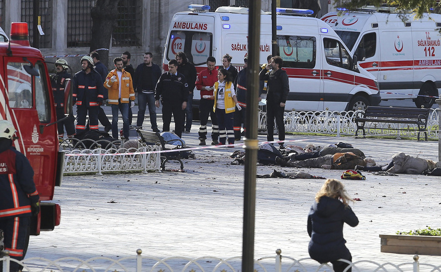Ambulanţe, pompieri şi forţe de ordine se află la scena unui atentat sinucigaş din Istanbul, 12 ianuarie 2016. (Captură Foto)