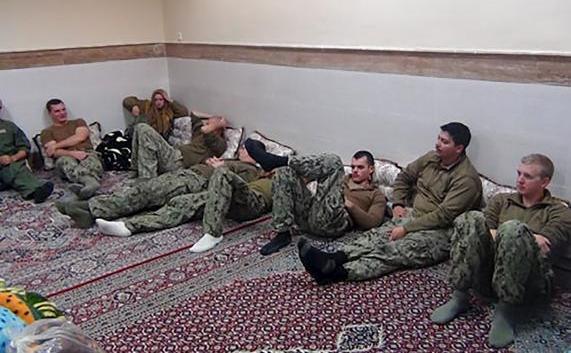 O imagine nedatată şi postată pe website-ul Gărzilor Revoluţionare ale Iranului prezintă marinani americani stând pe covoare într-o locaţie necunoscută din Iran.