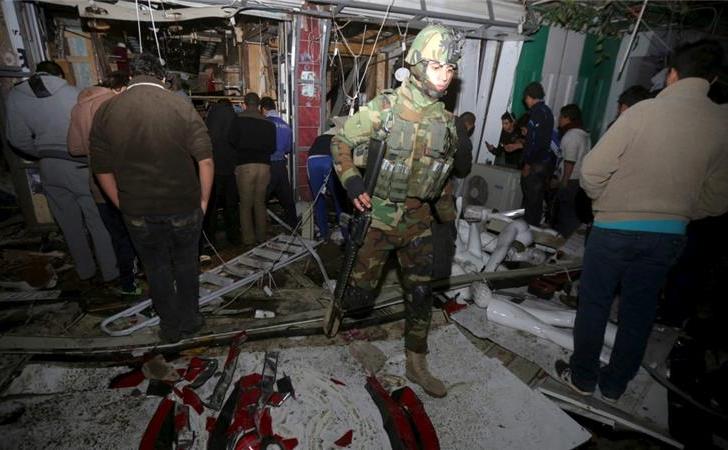 Militanţi islamişti au năvălit într-un mall din Bagdad, după ce o maşină capcană a explodat în faţa clădirii, 11 ianuarie 2016. (Captură Foto)