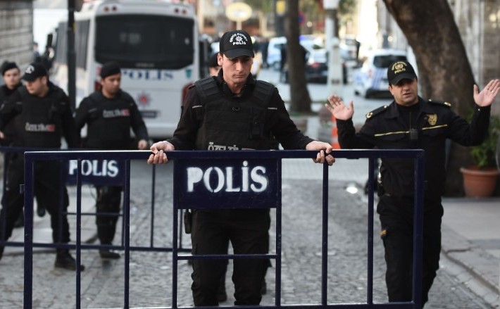 Poliţia izolează scena unui atac sinucigaş cu bombă care a avut loc marţi, 12 ianuarie 2016, în Istanbul.