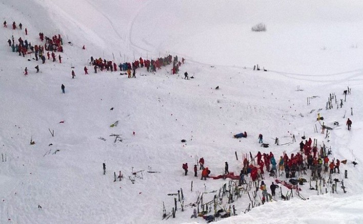 Echipe de salvare caută supravieţuitori în urma unei avalanşe produse în Alpii francezi, 13 ianuarie 2016.