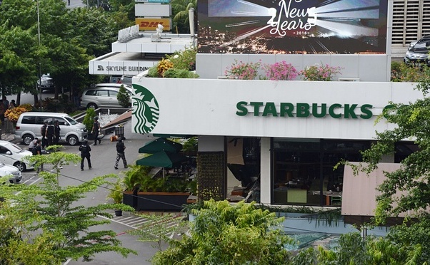 Poliţia securizează zona din faţa cafenelei Starbuks din Jakarta atacată de militanţi ai Statul Islamic în 14 ianuarie 2016.