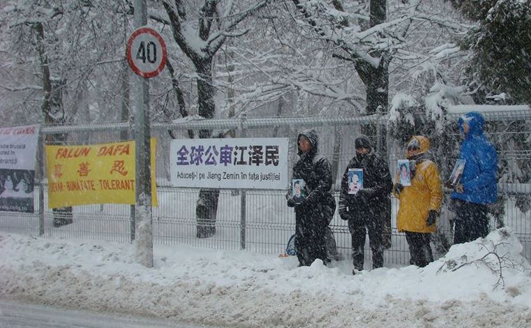 Protest pasnic in fata Ambasadei Chinei, Bucuresti (Epoch Times)